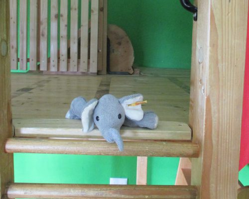 Elefanten-Stofftier, das auf den Treppen der Kindergruppe