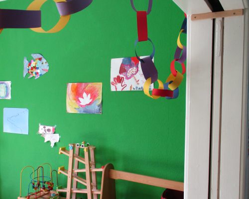Wand mit Bildern, die von den Kindern im Kinderhaus Albatros gemalt wurden