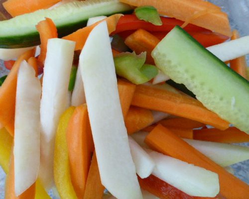 Gesundes Mittagessen mit Gemüse der Kindergruppe am Blitzweg