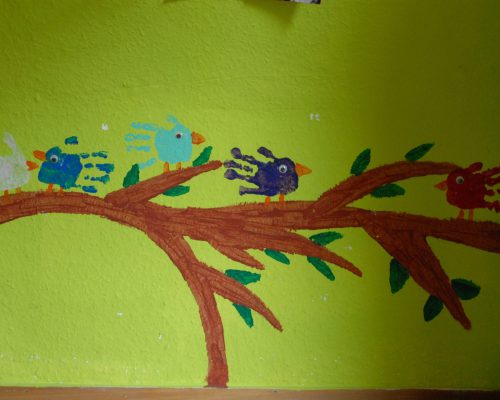 Wandmalerei mit Vögeln in der Kindergruppe Quarknasen
