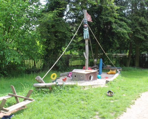 Garten der Kindergruppe Quarknasen mit Spielgerät in Form eines Schiffes